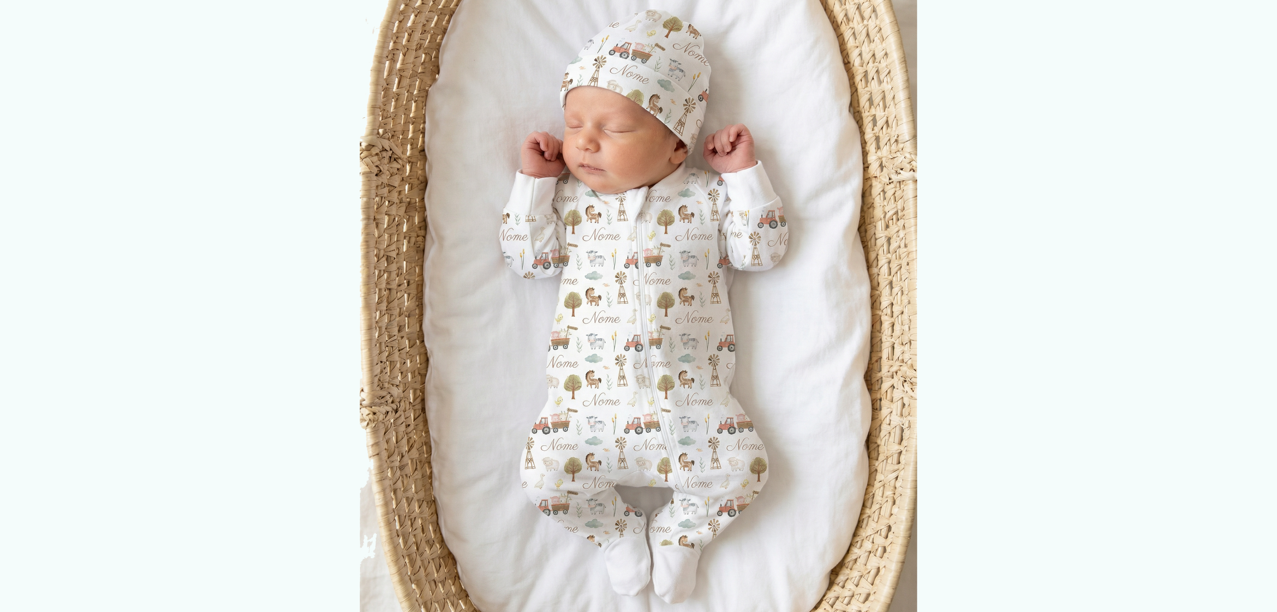 Close em uma manta de bebê personalizada com nome, feita em algodão macio, ao lado de um body estampado em tons pastéis.