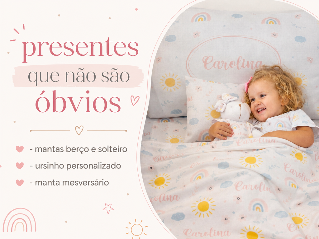 Uma manta personalizada com o nome do bebê e estampa moderna, dobrada ao lado de um ursinho de pelúcia artesanal em um ambiente iluminado e acolhedor.