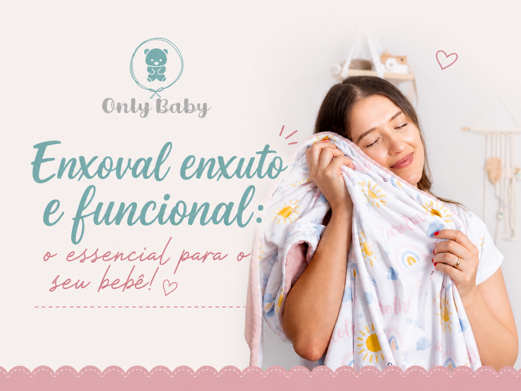 Close-up de uma manta personalizada com nome de bebê dobrada ao lado de uma toalha com capuz em tons pastéis sobre uma cômoda de madeira clara.